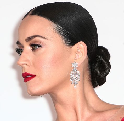 Classic glamour. - always a favorite look, pulled back a part in the middle or to the side. Middle Bun, Middle Part Updo, Headband Bun, Katie Perry, Beauty Desk, Classy Hair, Eden Roc, Work Hair, Middle Part Hairstyles