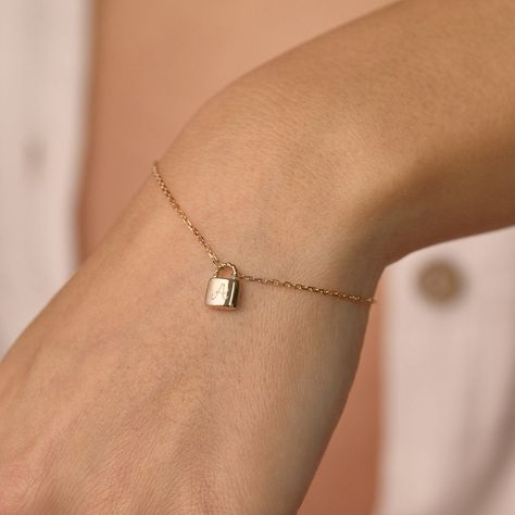 Bracelet Best Friends, Dream Accessories, Friends Bracelet, Personalized Charm Necklace, Engraved Bangle, Between Friends, Friend Bracelets, Bracelet Dainty, Initial Bracelet