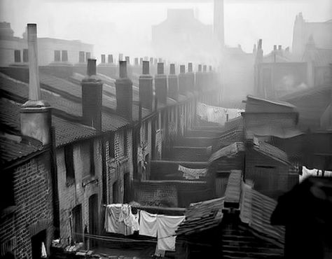 Birmingham Back to Backs - United States Press Agency News (USPA News) London Slums, Kentish Town, Birmingham Uk, English Heritage, Photo Greeting Cards, London Photos, Vintage London, Rooftops, Terrace House