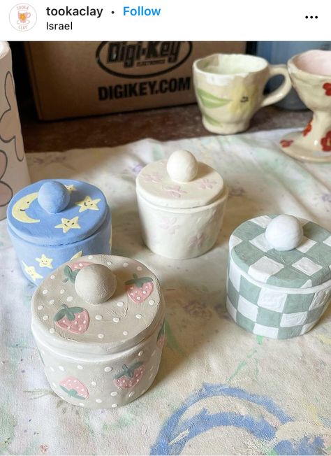 Wooden Decoration Ideas, Diy Pottery Painting, Clay Jar, Tiny Jars, Diy Air Dry Clay, Sculpture Art Clay, Air Dry Clay Projects, Purse Essentials, Wooden Decoration