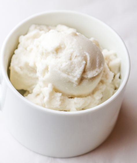 Healthy Single Serving Ice Cream (No Ice Cream Maker Needed!) Low Calorie Ice Cream Recipe, Low Cal Ice Cream, Low Carb Ice Cream Recipe, Almond Milk Ice Cream, Pegan Diet, Low Calorie Ice Cream, Almond Ice Cream, Trim Healthy Recipes, Coconut Milk Ice Cream