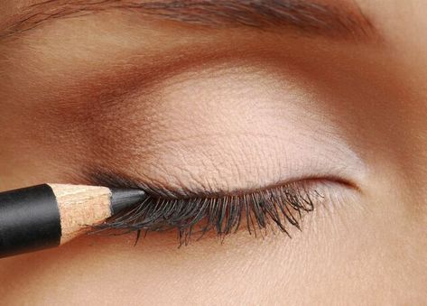 Makeup Tips For Small Eyes, Trucco Smokey Eye, Apply Concealer, Eyeliner Designs, Eyeliner Tips, Eyeliner For Beginners, Eyeliner Styles, Best Eyeliner, Eye Liner Tricks