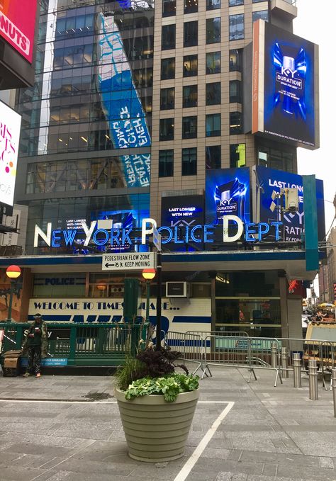 NYPD at Times Square Detective Aesthetic, Nyc Lifestyle, New York Police, Police Detective, Study Architecture, Dream Career, Law And Order Svu, Police Cars, Dream Job