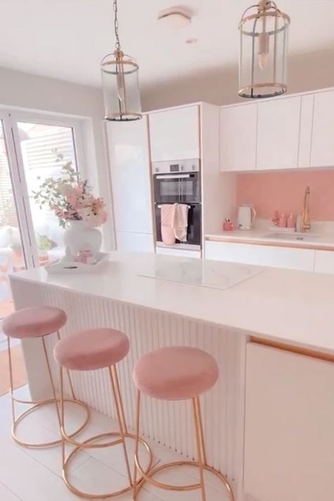 35 Pink Kitchen Ideas to Brighten Your Mood Apartment Kitchen Pink, Pink Aesthetic Kitchen, White And Pink Kitchen, Pink And White Kitchen, Feminine Kitchen, Apartment Pink, Girly Kitchen, Pink Kitchen Designs, Pink Kitchen Ideas