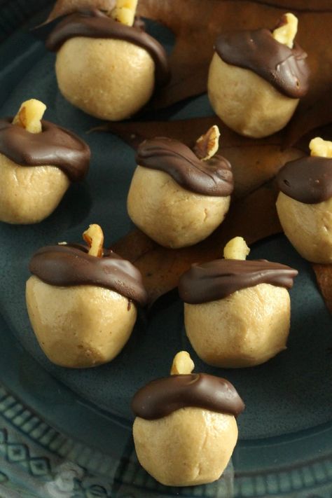 Chocolate Peanut Butter Acorns | Peanut Butter Balls for fall | Buckeye candy only an acorn shape | A perfect kids dessert for thanksgiving Party Appetizer Recipes, Buckeye Recipe, Buckeye Candy, Buckeyes Recipe, Christmas Candy Easy, Easy Christmas Candy Recipes, Peanut Butter Balls Recipe, Smooth Peanut Butter, Xmas Desserts