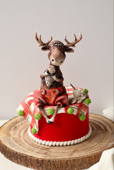 Deer made with fondant and handpainted Fondant Deer, Fondant Forest Animals, How To Make Woodland Animals Fondant, Fondant Deer Cake Topper, Clay Deer, Deer Cake Topper, Deer Wedding Cake Topper, Christmas Fondant, Deer Cake