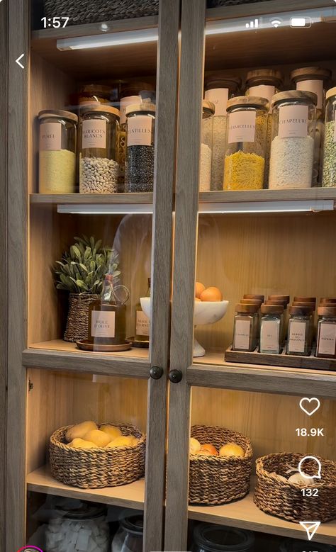 Pantry Khloe Kardashian, Ugly Kitchen Decorating Ideas, Luxury Kitchen Organization, Modern Kitchen Organization Ideas, Organizing Cabinets Kitchen, Baking Storage Ideas, Aesthetic Pantry Organization, Pasta Organization, Pantry Wall Organization