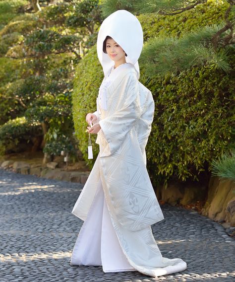 Japanese Bride in Shiromuku and Wataboshi Japanese Wedding Dress, Japanese Wedding Kimono, Japanese Bride, Japanese Costume, Asian Wedding Dress, Japanese Wedding, Wedding Kimono, Best Wedding Hairstyles, Bridal Magazine