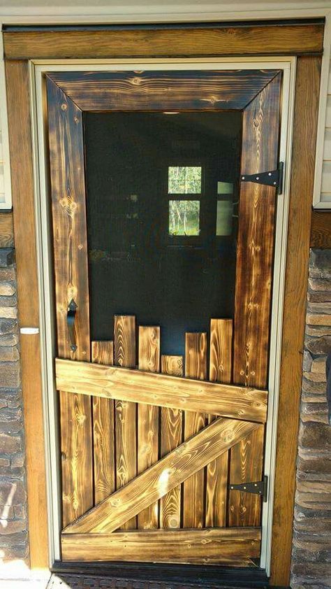 Pallet Screen Door Pallet Screen, Barn Wood Decor, Diy Screen Door, Pallets Diy, Cabin Furniture, Smart Tiles, Casa Country, Diy Holz, Pallet Ideas