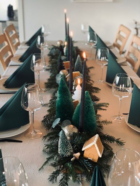 Dark Green Christmas Table Decor, Christmas Table Settings Green And Gold, Emerald Green Christmas Table Decor, Gold And Green Christmas Table, Christmas Table Settings Green, Green Christmas Table Settings, Christmas Table Green, Green And Gold Christmas Table, Green Christmas Table Decor