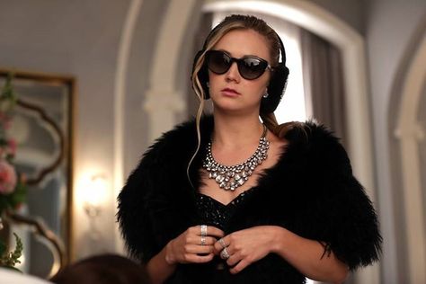 Scream Queens Chanel #3 at Chanel #2 funeral Scream Queens Fashion, Elegant Sneakers, Chanel Oberlin, Billie Lourd, Queen Outfit, Chanel No 5, Scream Queens, Carrie Fisher, Chanel 2