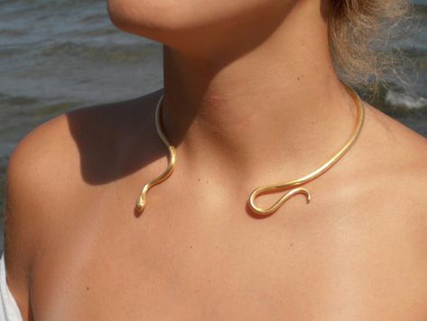 Single Loose Snake necklace '' Ofis '' by EllinasTreasures on Etsy Cincin Diy, Jóias Body Chains, Choker Collar Necklace, Snake Necklace, Handmade Brass, Gold Choker, Choker Collar, Diy Schmuck, Jewelry Inspo