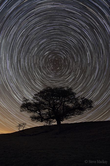 The Most Impressive Star Trail Photographs How To Photograph Stars, Star Trails Photography, Distortion Photography, Low Light Photography, Vincent Van Gogh Art, Star Photography, Star Trails, Hay Bales, Photography Basics