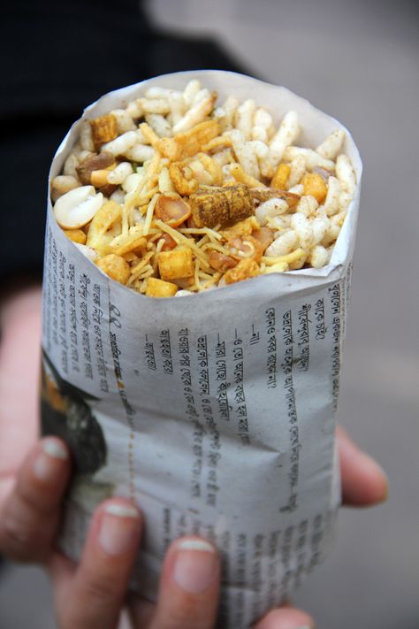 Famous Bengali street snack - Jhal Muri Street Food India, World Street Food, Famous Street Food, Desi Street Food, Bangladeshi Food, Bengali Food, Paper Pocket, Popular Snacks, Puffed Rice