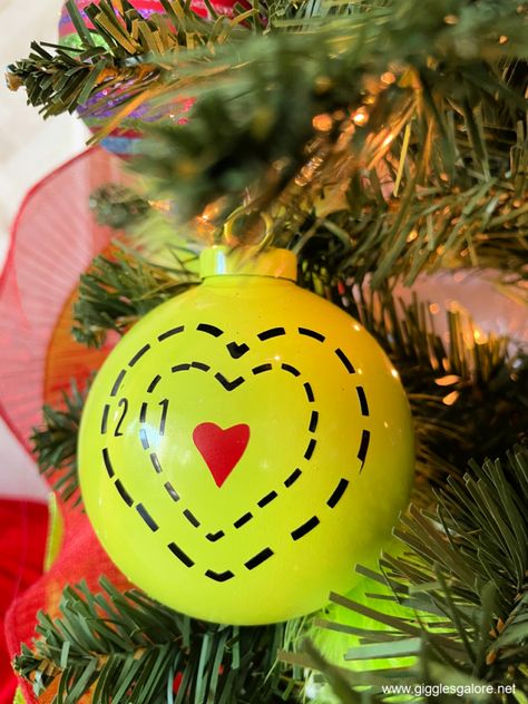 The Grinch Christmas Ornaments, Diy Grinch Ornaments Christmas Trees, Grinch Heart Ornament, Easy Grinch Crafts, Grinch Heart Grew Three Sizes, Grinch Christmas Ornaments Diy, Diy Grinch Christmas Tree, Grinch Ornaments Diy, Grinch Crafts Diy