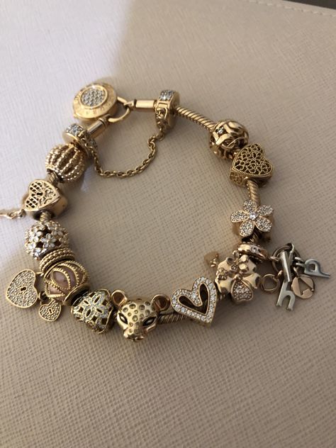 Pandora Gold Charm Bracelet, Pandora Gold Bracelet, Pandora Bracelet Charms Ideas, Xoxo Jewelry, Girly Bracelets, Pandora Bracelet Designs, Pandora Gold, Luxe Jewelry, Jewelry Tattoo