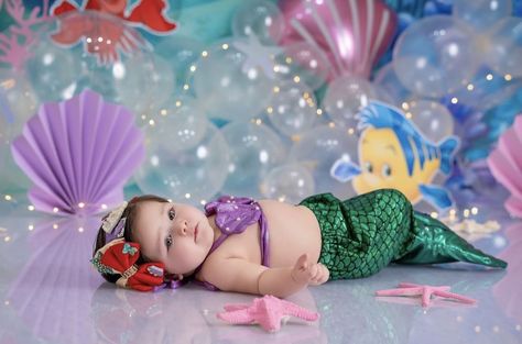 Little Mermaid Photoshoot, Ariel Photoshoot, Ariel Bebe, 6 Month Baby Picture Ideas, Mermaid Birthday Decorations, Mermaid Theme Birthday Party, Diy Floral Decor, Monthly Pictures, Monthly Baby Photos