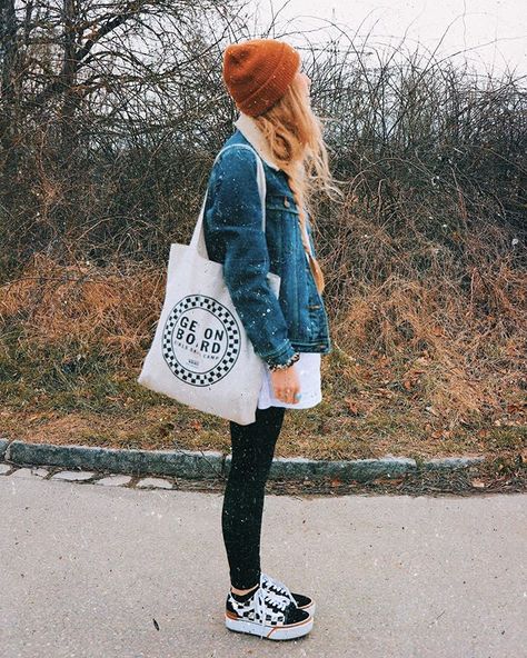 ➺JESS ✿ Boho Vintage Adventure en Instagram: “These vans 🤤 For all of you guys asking these are the Checkerboard Old Skool stacked Vans 🤙🏼 Advert|not sponsored #vans #grunge #grungestyle…” Vans Old Skool Checkerboard Outfit, Vans Outfit Winter, Vans Outfit Fall, Stacked Vans, Checkered Vans Outfit, Beanie Outfits, Trendy Outfits Edgy, Vintage Adventure, Surf Style Clothes