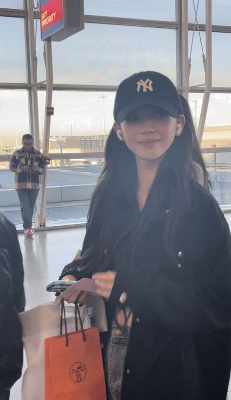 #aespa #KARINA Karina Airport, Aespa Karina, Black Aesthetic Wallpaper, Airport Style, Airport Outfit, These Girls, Ulzzang Girl, South Korean Girls, Cool Girl