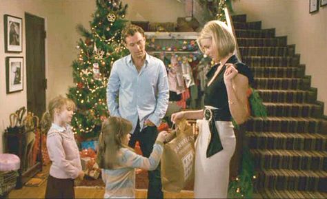 The Holiday - Amanda & Graham with Sophie & Olivia The Holiday Grahams House, The Holiday Aesthetic Movie, The Holiday Movie Aesthetic, The Holiday Aesthetic, The Holiday Movie, Nancy Meyers Movies, Movie Houses, Holiday Interior, Miller House