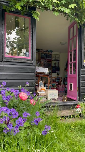 Ova Ceren📚 on Instagram: "🧡✨I hope these little things that brought me joy this year bestows you a smile besties! Can you believe there’s only 9 days to 2024? I need more garden library through the year / seasons videos for sure 🧡 #seasonspoetry #cottagecoreaesthetic #librariesofinstagram #booknook #bookishphotography" Library In Garden, Garden Library Aesthetic, Backyard Library, Greenhouse Decor, Library Garden, Cottage Library, Reading Spaces, Reading Garden, Garden Library