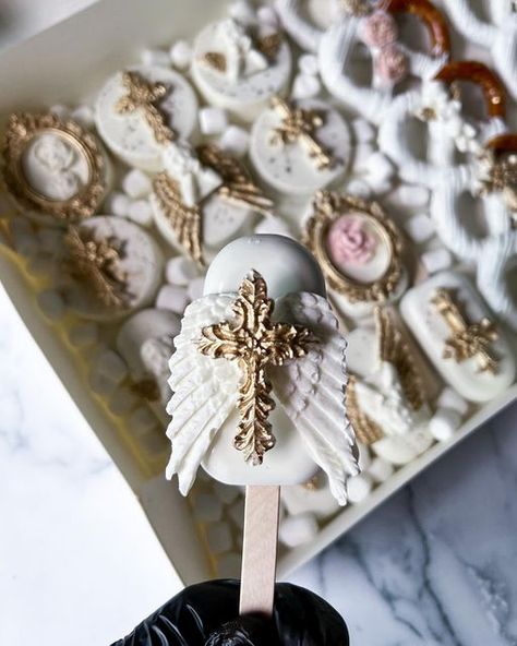 Baptism Cakesicles, Baptism Cake Pops, Baptism Desserts, Religious Cakes, Angel Theme, Winter Cake, Angel Cake, Baptism Cake, Christening Cake