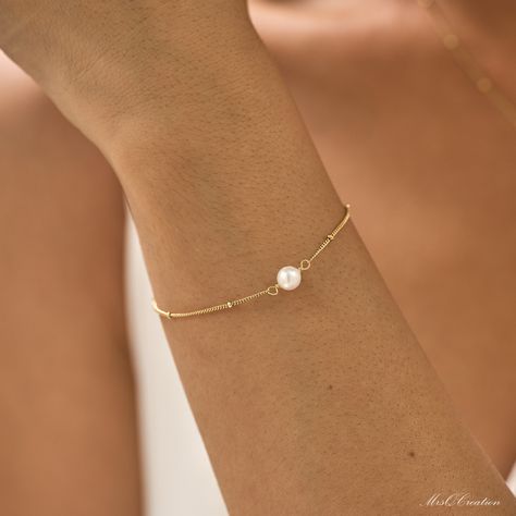 Minimalist Single Pearl Bracelet, Natural Freshwater Pearl Bracelet Beads Chain, Sterling Silver Pearl Bracelet, Bridesmaid Gift for her, Christmas gift for her S H O W ∙ Y O U R ∙ S T Y L E 😍UNIQUE ♥ Handmade natural pearl design in 18K Gold plated, Beautiful bracelet for her, Wear it either for everyday use or for special occasions. 🎁PERFECT GIFT ♥ Make your friends or family happy with this exclusive gift. 🙌MINIMALIST DESIGN ♥ Wear this jewelry with joy and show your style with the wonderf Single Pearl Bracelet, Minimalist Pearl Charm Bracelet, Gold Bracelet Wedding, Silver Pearl Bracelet, Handwriting Gifts, Pearl Bracelet Gold, Westport Ct, Single Pearl, Beads Chain