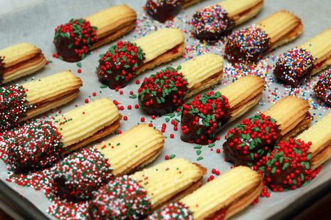 JAM SANDWICHED BUTTER COOKIES DIPPED IN CHOCOLATE & SPRINKLES! Cookies Dipped In Chocolate, Italian Butter Cookies, Confetti Cookies, Jam Sandwich, Chocolate Dipped Cookies, Italian Christmas Cookies, Italian Cookie Recipes, Dipped In Chocolate, Jam Cookies