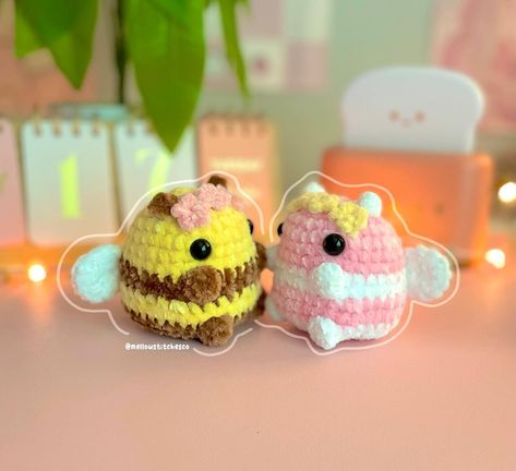 flower crown bees 🐝🌸 this was a pattern test for @duckycrochetco !! this pattern works up super quickly and it is great for markets!! they’re so chonky and adorable, i want to make one in every color🥺✨ 🏷️ #crochetpatterns #crochetbee #crochet #flower #flowerbee #cutecrochetideas Baby Food Chart, Food Chart, Crochet Plushies, Crochet Eyes, Animals Crochet, Crochet Bee, Crochet Work, Crochet Things, Crochet Amigurumi Free