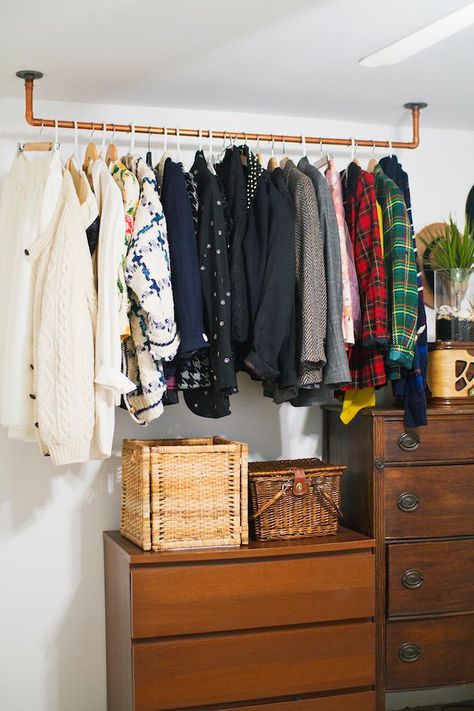 31 DIY Clothing Rack Ideas to Conveniently Increase Storage Space Clothes Storage Without A Closet, Diy Clothes Rack Pipe, Diy Closets, Diy Clothes Storage, Garderobe Diy, Clothes Hanger Storage, Pipe Clothes Rack, Diy Clothes Rack, Diy Rangement