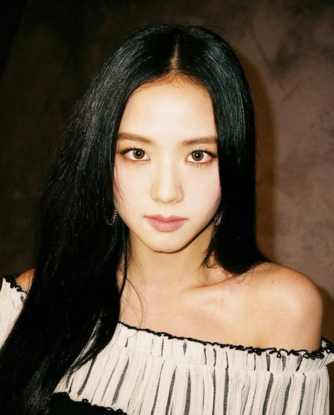 Jisoo Black, Hair White, White Hearts, Jennie Lisa, Pop Singers, Kim Jisoo, White Heart, Blackpink Jisoo, White Hair