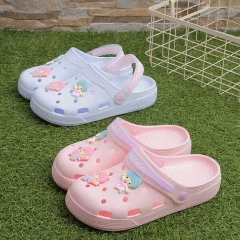 Pastel Crocs, Crocs Meme, Sanrio Crocs, Croc Fashion, Aesthetic Crocs, Aesthetic Sandals, Croc Ideas, Fairy Slippers, Crocs With Jibbitz