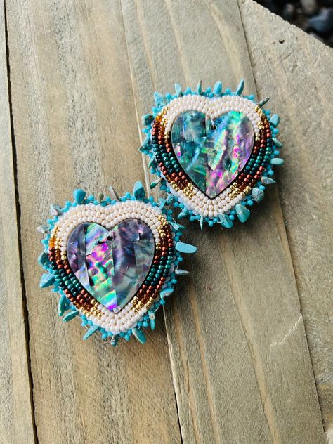 Made with abalone heart middle inlays, size 11 Czech beads, rhinestone banding & on fingernail posts. Abalone Beaded Earrings, Beaded Earrings Native Beadwork, Beaded Heart Earrings, Native Beaded Earrings, Beadwork Ideas, Beautiful Beaded Earring, Native Beading, Beaded Fashion, Beaded Jewelry Earrings