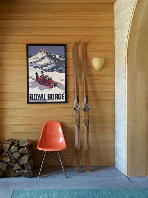 Tour this cool ski-in/ski-out cabin getaway in the Sugar Bowl Ski Resort Ski Bedroom Decor, Ski Lodge Interior, Ski Chalet Interior, Modern Western Home Decor, Modern Ski Chalet, Vintage Ski Lodge, House In California, Ski House Decor, Modern Wooden House