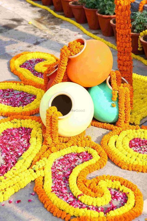 Matka Flower Decoration, Wedding Matka Decorations, Matka Decoration For Diwali, Matka Decoration, Jai Mahal Palace Jaipur, Marigold Wedding Decoration, Indian Carnival, Haldi Decorations, Thai Pongal