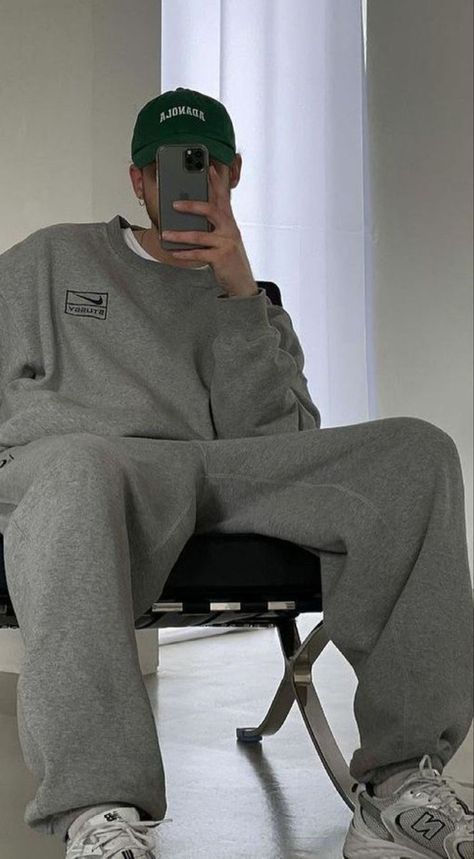 Mens Fashion Guide, How To Style Sweatpants, Black Mens Fashion, Mens Fashion Black, Fashion Aesthetic Summer, Summer Mens Fashion, Casual Mens Fashion, Sweatpants For Men, Style Sweatpants