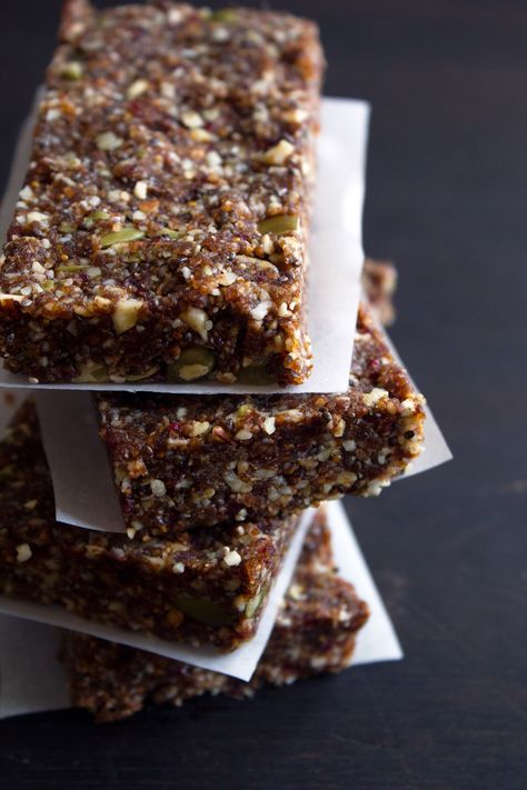 Raw Fig and Nut Bars | Gluten/grain free and full of wholesome ingredients. Nut Bars Recipe, Raw Energy Bars, Superfood Breakfast, Fruit And Nut Bars, Nut Bars, Fig Bars, Raw Pumpkin Seeds, Nut Bar, Fig Recipes