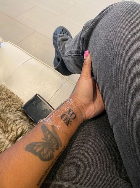 Tattoo Add Ons, Tattoo Ideas Black, Cute Thigh Tattoos, Pretty Hand Tattoos, Tattoos For Women Half Sleeve, Girl Y2k, Black Girls With Tattoos, Henna Tattoo Designs Simple, Tattoos For Black Skin