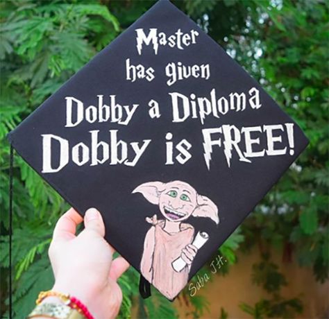 Dobby Is Free Graduation, Dobby Is Free, Harry Potter Graduation, Senior Table, Funny Graduation Caps, Creative Graduation Caps, Graduation Pictures High School, Diy Decoration Ideas, College Grad Cap Ideas