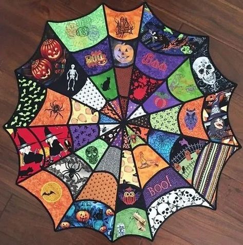 Spider Web Quilt Along is a very nice pattern actually different from others that I for example have seen on the internet you can make it of course in many Spider Web Quilt, Fabric Creation, Halloween Sewing Projects, Halloween Quilt Patterns, Fall Quilt Patterns, Quilted Projects, Casa Halloween, Spider Jewelry, Halloween Sewing