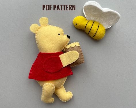 KNOPAtoys - Etsy Winnie The Pooh Felt, Felt Template, Easy Felt Crafts, Sew Felt, Pooh Plush, Felt Sewing, Classic Pooh, Felt Ornament, Plushie Patterns