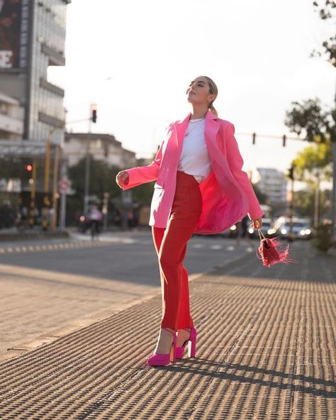 JENNIFFER SALAMANCA on Instagram: "Feel the love 💕 Sabías lo que significan los colores en San Valentín ? El blanco : amor sincero y honestidad El Rojo : amor, admiración y aprecio El Rosa: amor incondicional !! El amor es el pilar de todo y hoy mi outfit estuvo inspirado en el 😍 Esta fecha significa mucho para mi creo que no es casualidad haber nacido un 14 de febrero 💕 y estoy feliz de celebrarlo junto a todos ustedes que me inspiran tanto y con @pandoracolombiaoficial que siempre esta ahí Rosa Y Rojo Outfits, Outfit Rojo Y Rosa, Gourmet Desserts, February 9, Valentines Outfits, Fashion Inspo, Ootd, Valentines, My Style