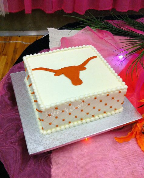 Khoa's Texas cake Longhorn Wedding, Longhorn Cake, Longhorn Party, Texas Cake, College Theme, Grad Cakes, Sports Cakes, Long Horns, Grooms Cakes