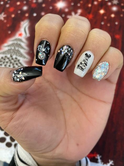 Black And White Nails Christmas, Black And White Xmas Nails, Black White Christmas Nails, Christmas Nails Black And White, Black Xmas Nails, Goth Winter Nails, Black And White Christmas Nails, Black Christmas Nail Designs, Diy Christmas Nail Designs