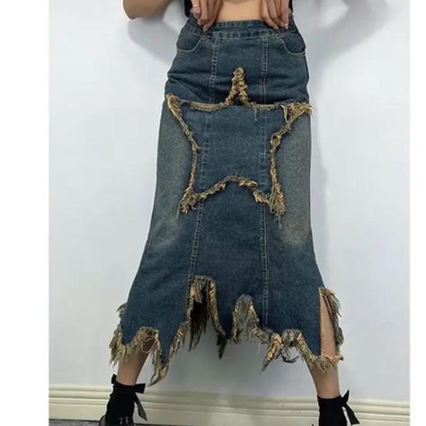 Distressed star maxi skirt. Size M. Jean Diy, Jeans Refashion, Style Bleu, Long Skirt Fashion, Asymmetric Skirt, Pullover Mode, Denim Projects, Long Denim Skirt, Denim Wear