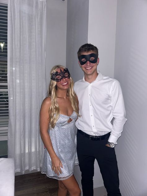 Mascaraed party, couole halloween costume, hoco outfits, college relationships, boyfriend girlfriend, mascaraed mask Hoco Outfits, College Relationships, Couples Halloween Costumes, Costumes College, Outfits College, Couple Costume, Couples Halloween, Halloween Costumes College, Couple Halloween