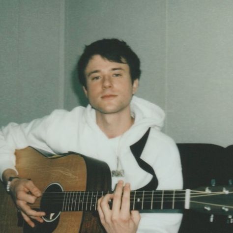 Alec Benjamin Poster, Alec Benjamin Aesthetic Icon, Alec Benjamin Aesthetic, Alex Benjamin, Guitar Boy, Alec Benjamin, Song Artists, Jairzinho, Kinds Of Music