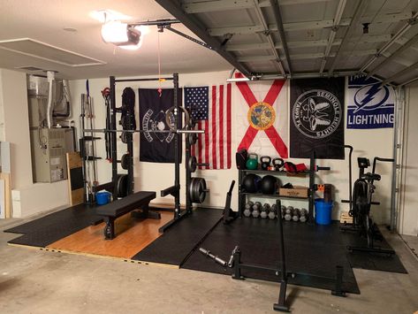 Basic Garage Gym, Garage Workout, Gym Layout, Gym Shed, Dojo Ideas, Garage Storage Inspiration, House Gym, Home Gym Garage, Tropical House Design