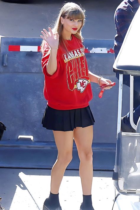 Taylor Chiefs Game Outfit, Taylor Swift Cute Outfits, Taylor Swift Pleated Skirt, Taylor Swift Game Day Outfit, Taylor Swift Cheifs, Taylor Swift Chiefs Outfit, Kansas City Outfits, Taylor Swift Chiefs Game Outfit, Taylor Swift Miss Americana Outfits