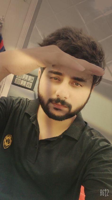 Desi boy 2023, syed mashkoor cute face 2022 Modern Poses, India Boy, Desi Boy, Indian Guy, Men Selfie, Boy Selfie, India Funny, Handsome Indian Men, Fake Insta